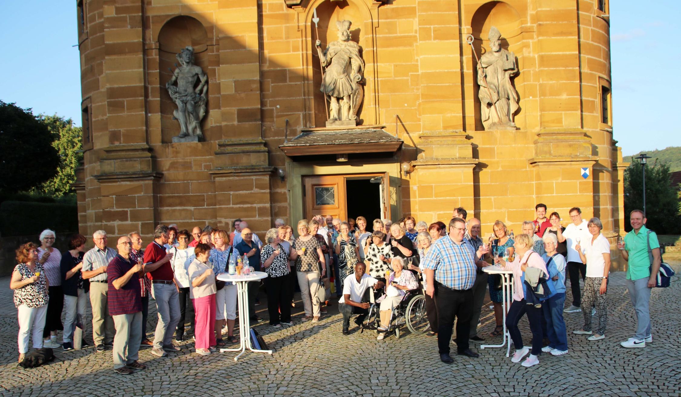 bei der Agabe am Ende des Gottesdienstes zum 20jährigen Priesterjubiläum