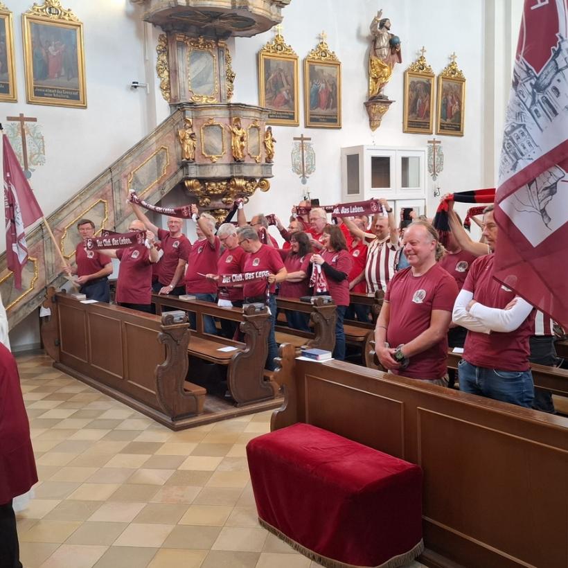 Mit einem Festgottesdienst, den Pfarrer Marianus Schramm zelebrierte, wurde das 10-jährige Bestehen des 1.FCN-Fanclub Ellertal-Litzendorf gefeiert.