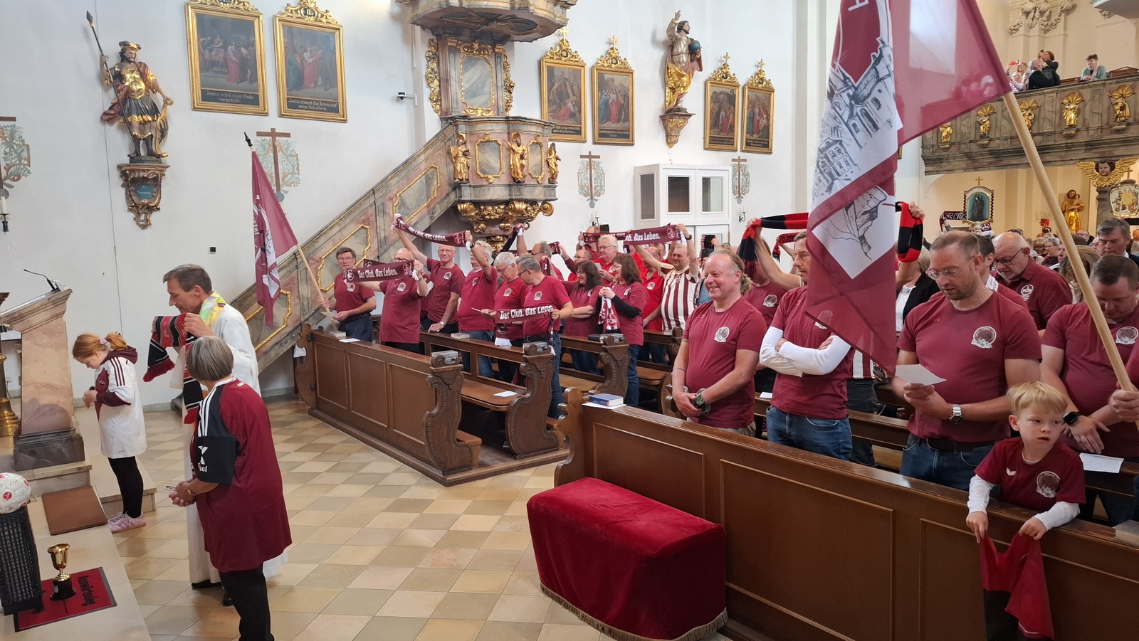 Mit einem Festgottesdienst, den Pfarrer Marianus Schramm zelebrierte, wurde das 10-jährige Bestehen des 1.FCN-Fanclub Ellertal-Litzendorf gefeiert.