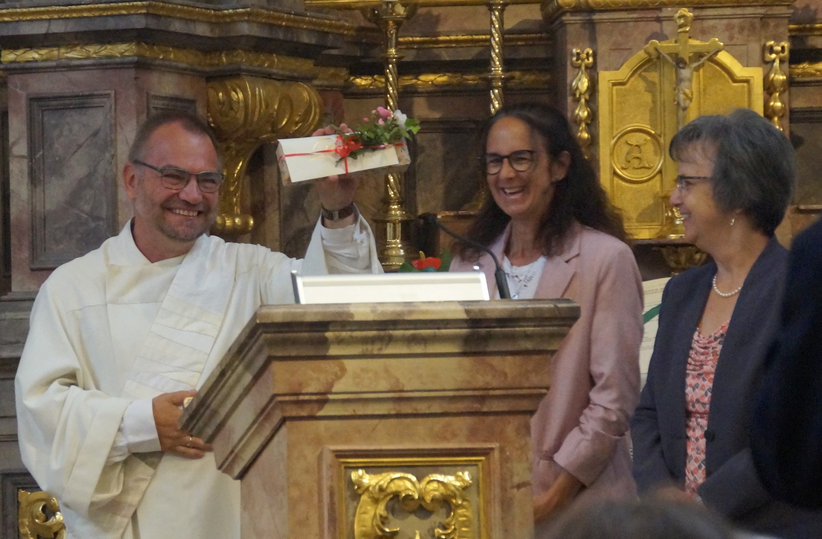 Diakon Christoph Gahlau - Einführung in Litzendorf am 20.9.2026 - Die beiden Pfarrgemeideratsvorsitzenden Jutta Uzelino und Angelika Kotissek hießen den Diakon herzlich willkommen und überreichten ihm ein Geschenk. Diakon Christoph Gahlau - Einführung in Litzendorf am 20.9.2026