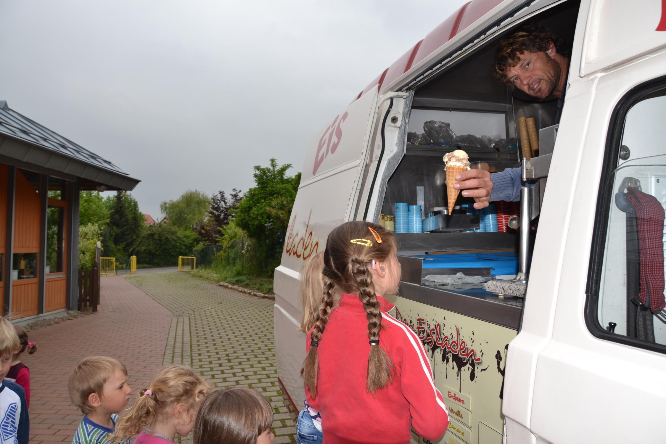 Dankeschön für die KiGa-Kinder mit Eis