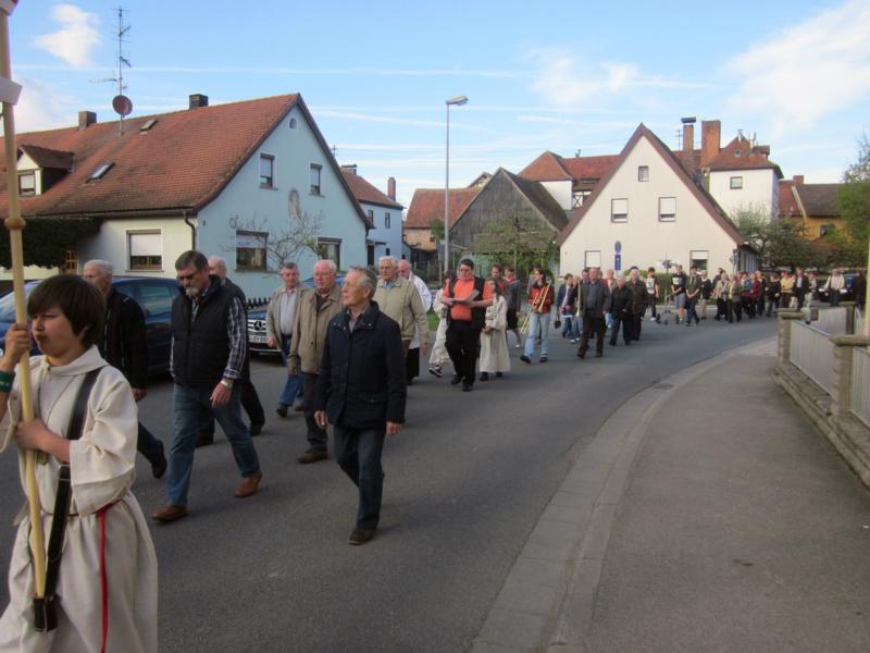 Der Weg zum Schammelsdorfer Kreuz Richtung Pödeldorf