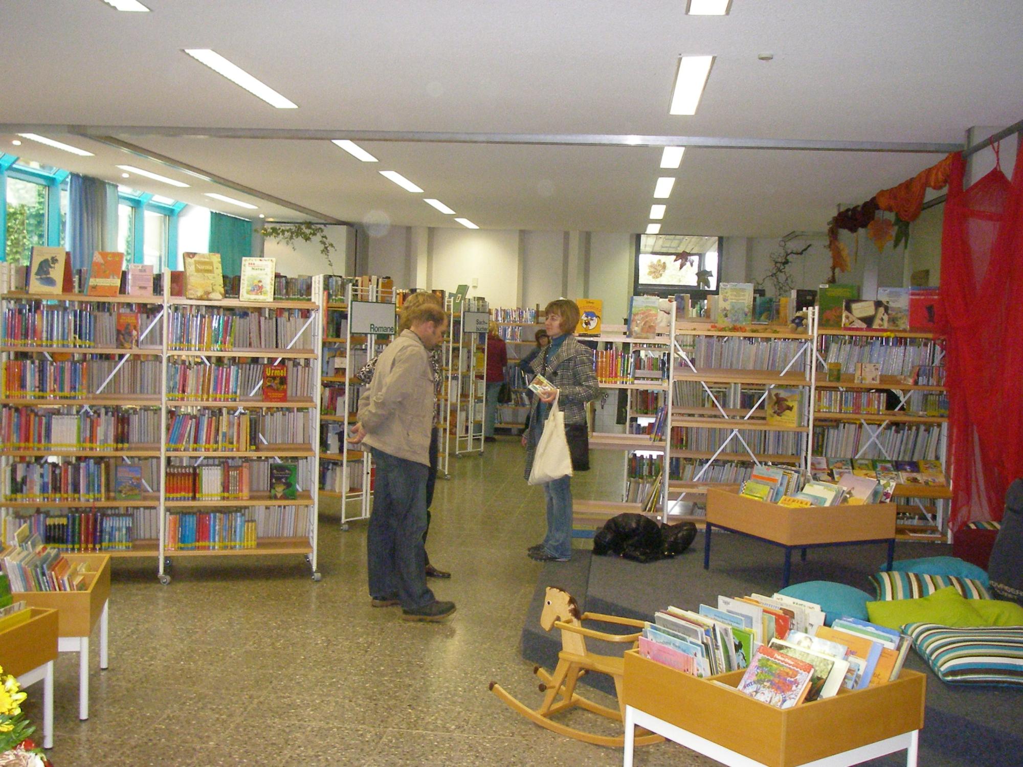 Innenansicht  Bücherei in der Aula der Volksschule Litzendorf Oktober 2009