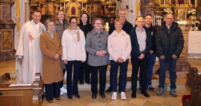 Pfarrer Schramm mit den gewählten und berufenen Mitgliedern des neuen PGR: Jutta Uzelino, Anna Anwander, Angelika Kotissek, Christina Bär, Brigitte Bechmann, Silvia Engert, Oskar Degelmann, Norbert Herold, Stefan Dorscht, Norbert Wagner (es fehlt Lydia Zeck)