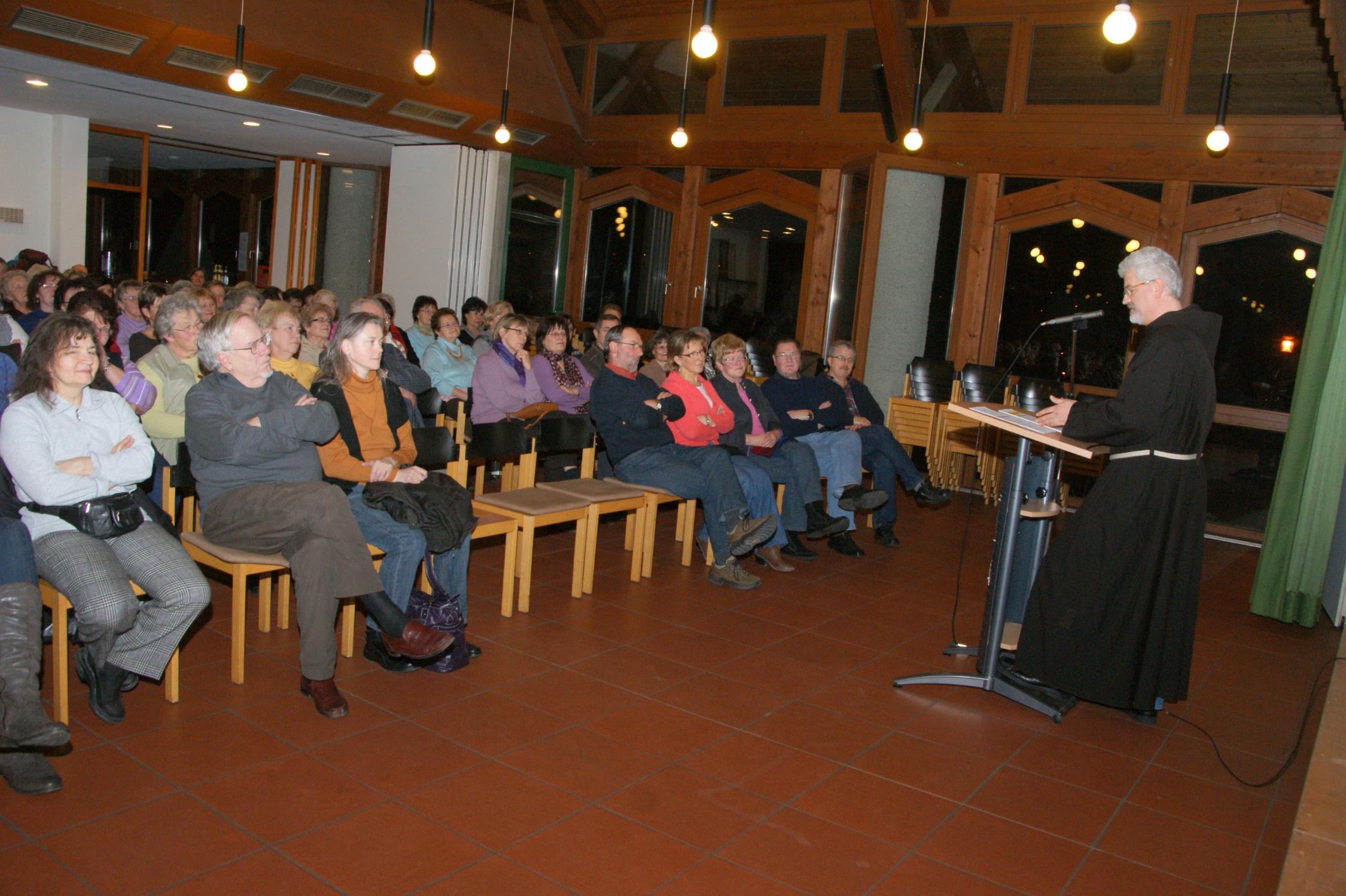 Pater Christoph Kreitmeir im voll besetzten Saal des Litzendorfer Pfarrheimes