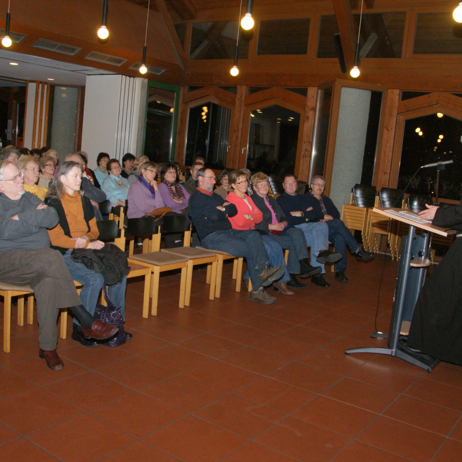 Pater Christoph Kreitmeir im voll besetzten Saal des Litzendorfer Pfarrheimes