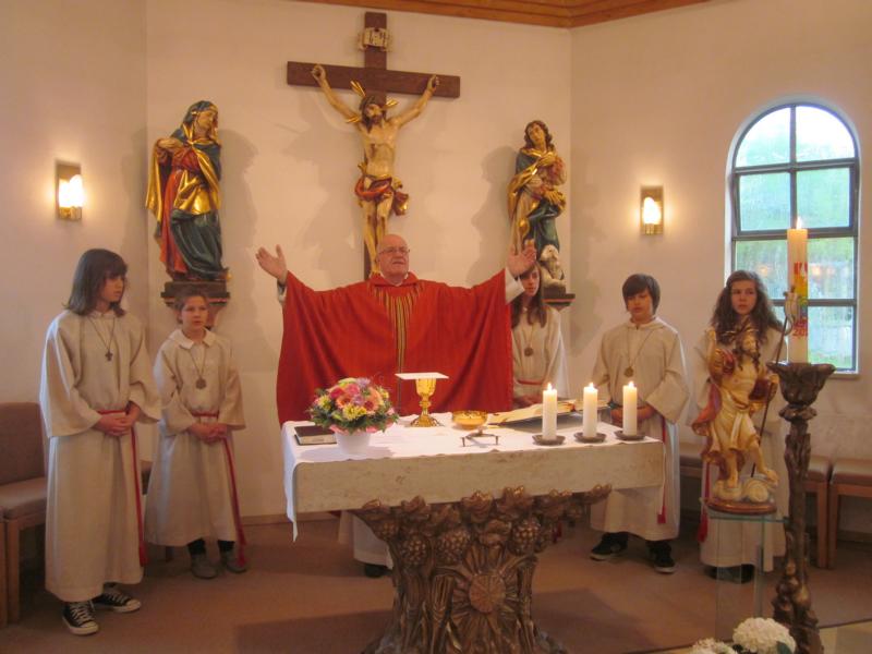Pfarrer Lohneiß in der Kirche 2012