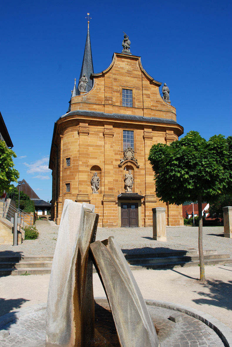 Pfarrkirche St. Wenzeslaus Litzendorf mit Brunnen