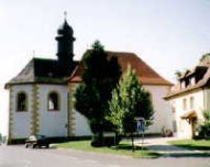 Salvatorkirche in Hollfelld 1704 wurde der heutige Bau von Johann Leonhardt Dientzenhofer geplant und aufgerichtet. Seither ist diese Kirche die Herberge für das Gnadenbild des heiligsten Salvators, des kreuztragenden Herrn. Sie ist die Wallfahrtkirche für die Pfingstwallfahrt der Pfarrei Litzendorf/Lohndorf